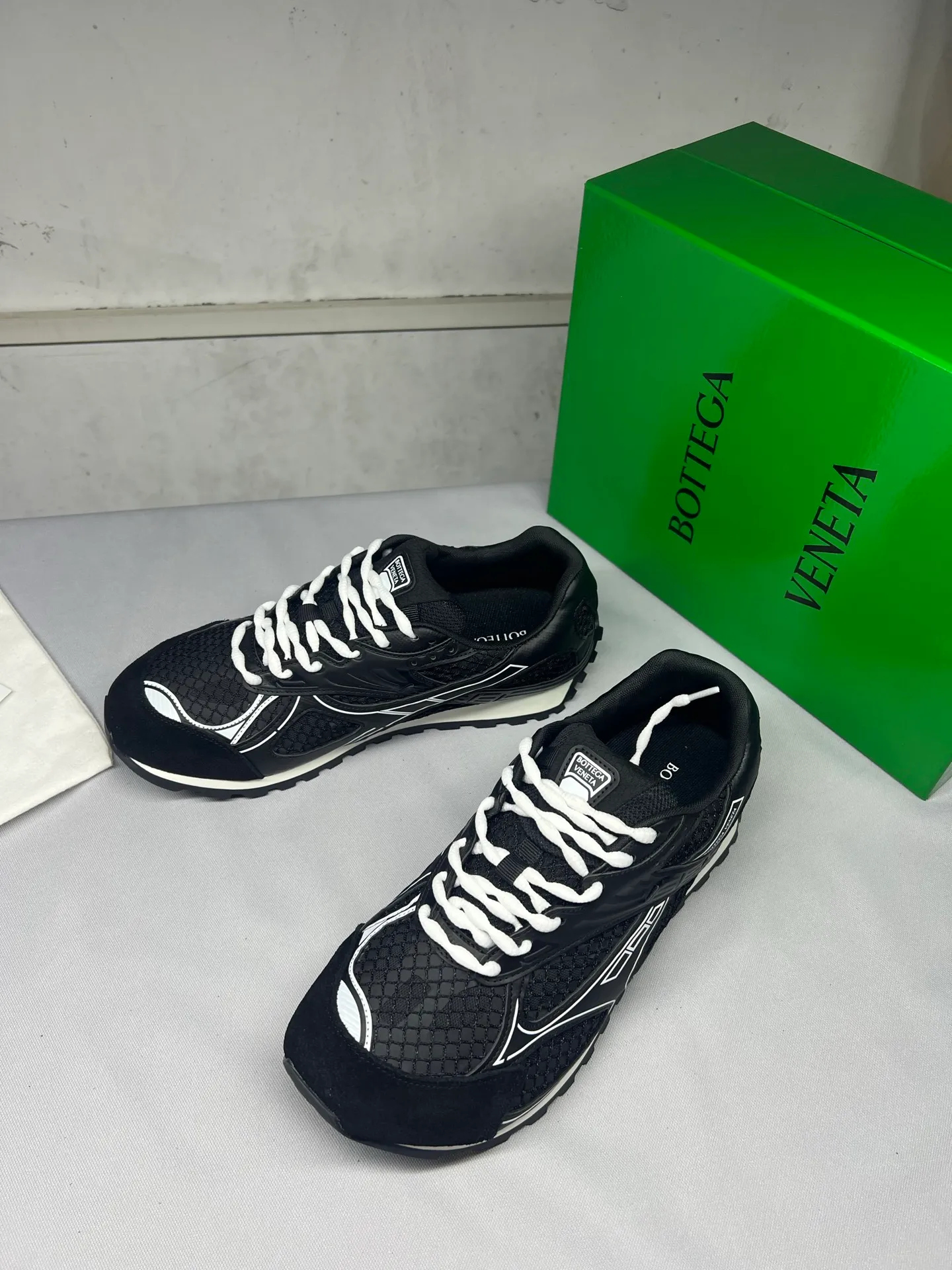 👟👟Ex-factory price 600👟👟 Male +10 Real photos of bright black 🔥🔥BV Orbit sneakers Wang Yibo's same style couple's dad shoes Runner sneakers, made of lightweight technical mesh fabric. Matched with geometric pattern designed rubber outsole, men's and women's king series, high version. Look for the package technology. It is actually much taller, but the legs are still slim. Very nice, playable and durable. Matched to the standard💯 package shoe technology. Look for the high version. The outsole is made of color-blocked TPU outsole. Women's model 35 36 37 38 39 40 41 42 (40 41 42 customized) Men's model 39 40 41 42 43 44 45 46 47 (45 46 47 code customization) (Customer logo can be accepted without refund and exchange price is excellent) Equipped with original packaging